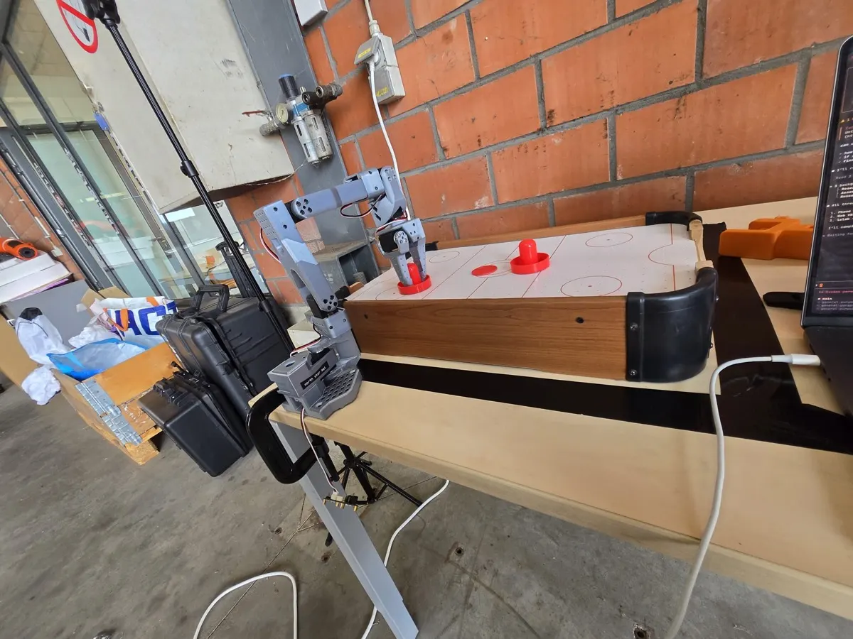 Robotarm leert airhockey spelen op tafel